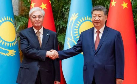 Xi Meets Kazakh President in Shanghai