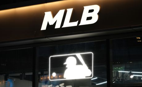 MLB deadline frenzy: Dodgers loom as rivals scramble