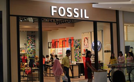 Fossil closes 7 stores and Burberry closes 21 quietly
