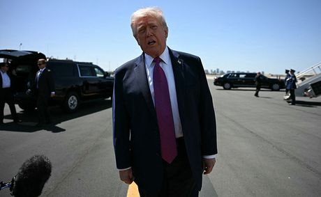 ‘What a Freaking Waste’: Trump’s Reflecting Pool Makeover Goes Off the Rails After Viral Videos Expose Uneven Paint, Rushed Work, and One Costly Mistake Nobody Thought Through