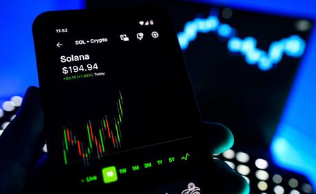 Solana defies market as Bitcoin ETFs lose $635M
