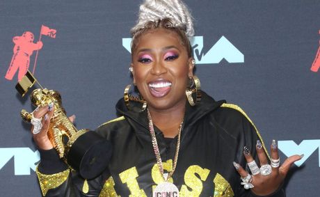 Missy Elliott accepts her flowers and breaks down