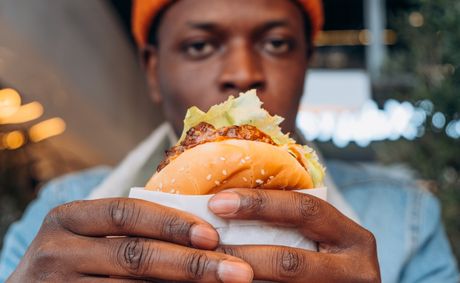 8 signs you might be stress eating instead of enjoying food
