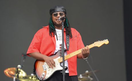 Leon Thomas brings the vibes on a rainy Lollapalooza birthday set at Grant Park