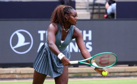 Alycia Parks survives Athens scare to reach round two