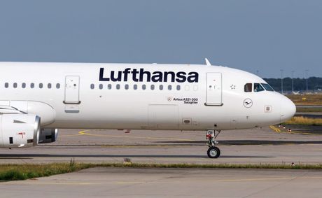 Lufthansa Boeing 787 nose gear collapses at Frankfurt gate