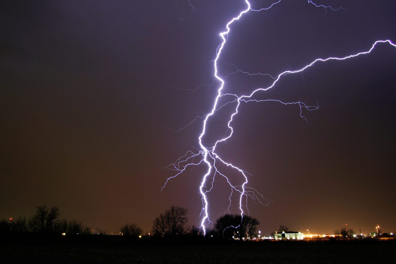 Severe storms knock out power for 200,000 in the Midwest | Hayti - News ...