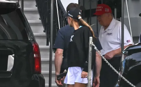 ‘He Has No Clue’: Trump’s Surprise Golf Club Pop-Up Sparks Viral Frenzy as Cameras Catch His Awkward, Motionless Reaction Before the Crowd