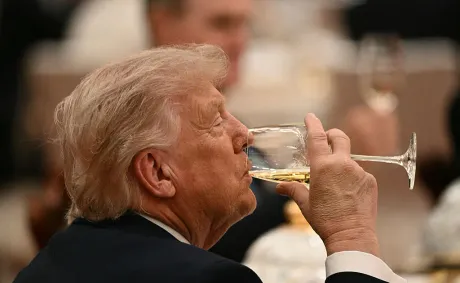 ‘He 300 Pounds’: Trump Tried to Look Powerful — Until Viewers Zoomed In on What Was Different About His Chair and Became Convinced It Was No Accident
