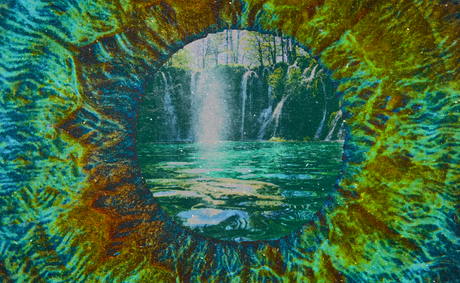An Eye Whose Fleet Sings
