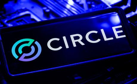 Circle shares crash 17%: Can this stablecoin giant recover?