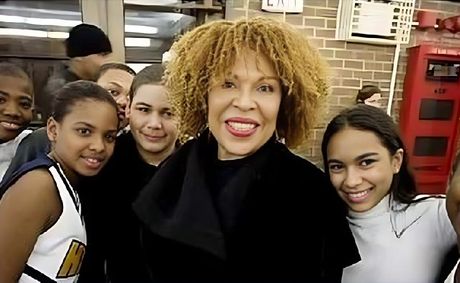The Pulse of Entertainment: The Julien’s ‘Roberta Flack No Reserve’ Auction Sells Over $200,000 in Items