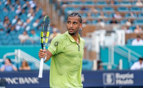 Arthur Fils cruises past Navone to reach the round of 16