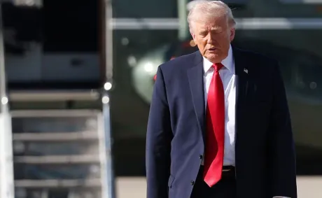 ‘He Can Barely Walk’: Trump’s Grand Arrival Unravels After One Near-Stumble—Then Cameras Catch an Even Stranger Moment Behind Him